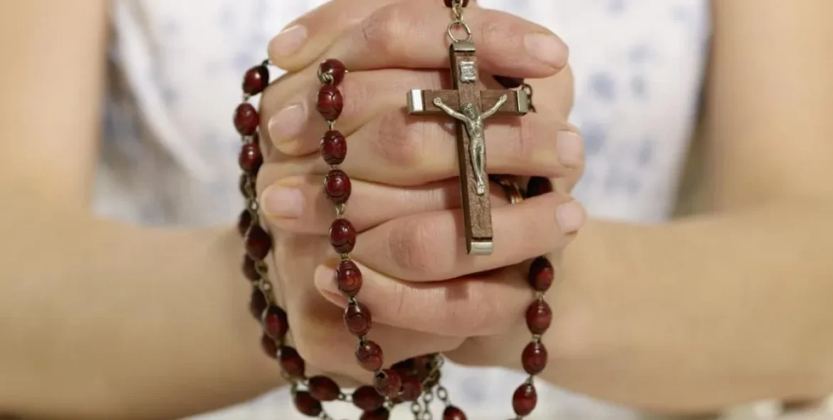 praying-the-rosary-1024x769